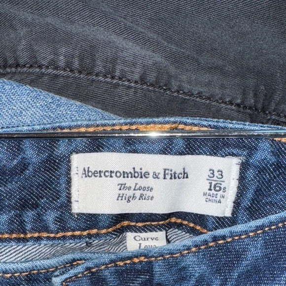 Abercrombie and Fitch- jeans- the loose high rise- size 33/16s - Picture 4 of 6